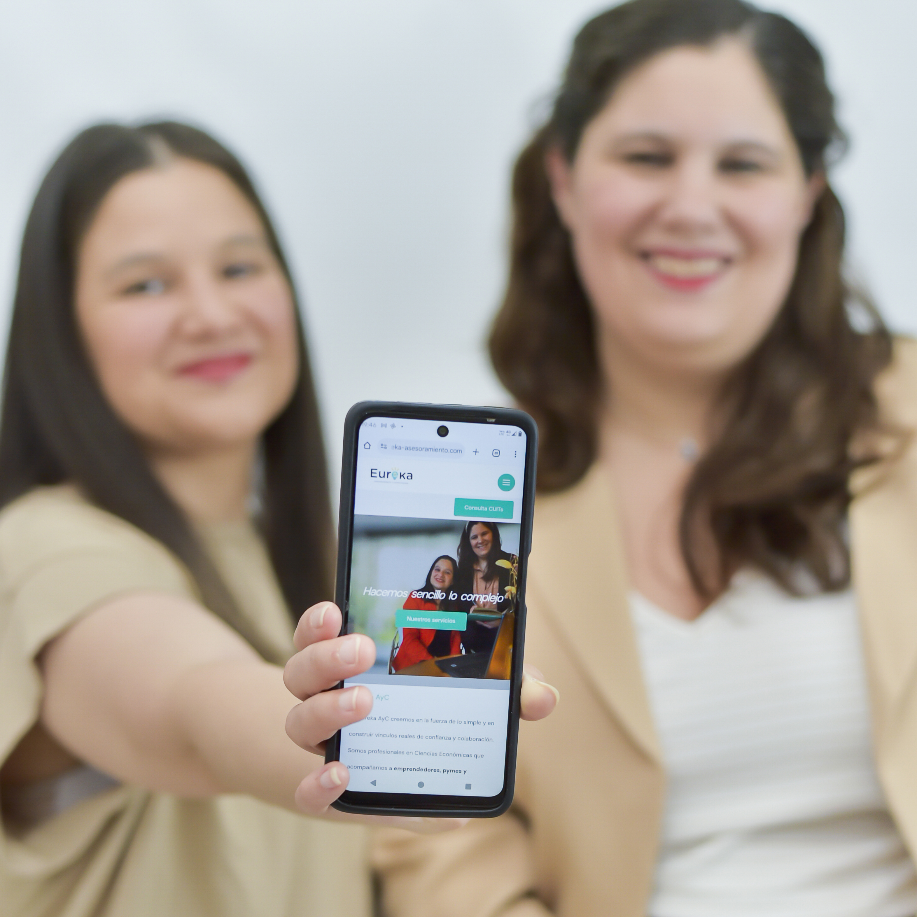 Fatima y Cintia trabajando en el abono mensual de un cliente