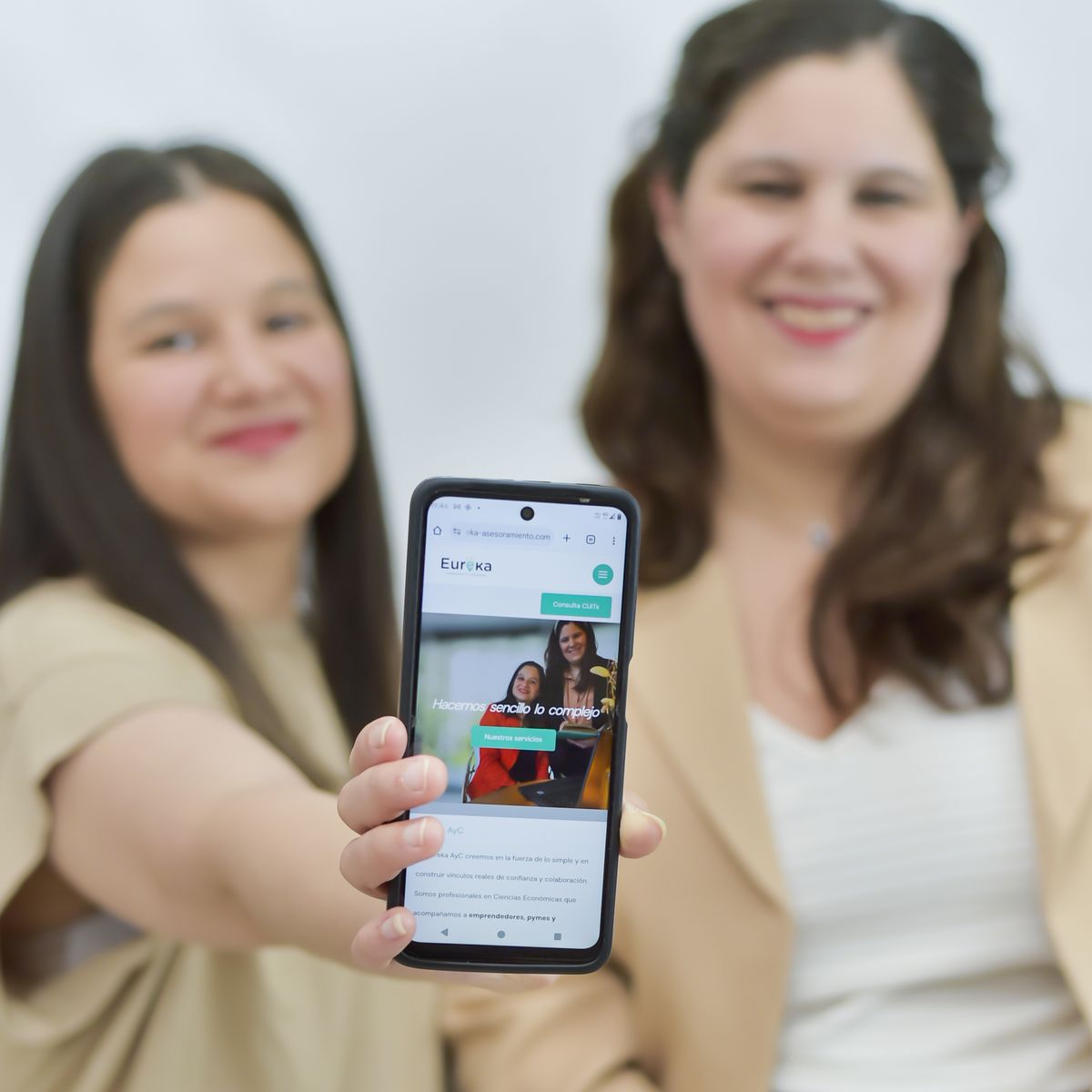 Fatima y Cintia trabajando en el abono mensual de un cliente